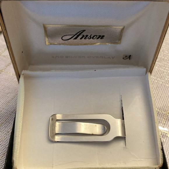 Engeaveable Silvertone Money Clip in original box - Picture 2 of 3